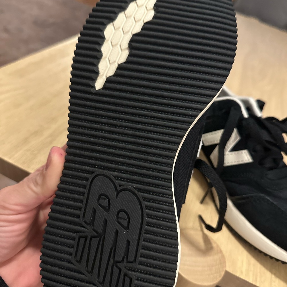 New Balance - Picture 3 of 5